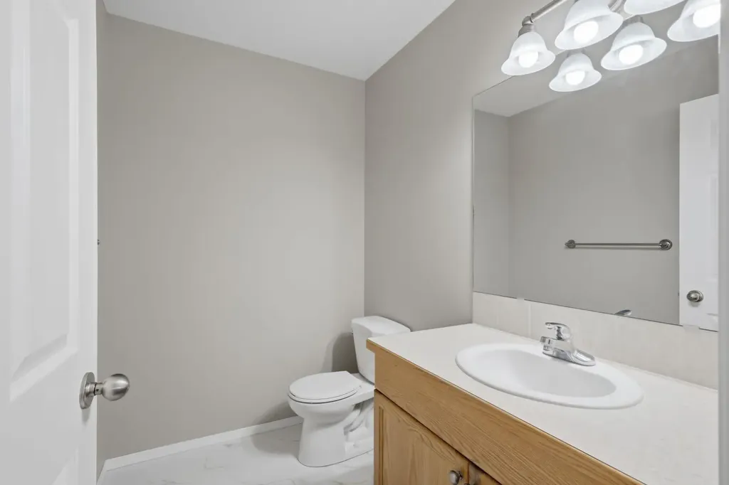 67 Lakeway Boulevard Sylvan Lake AB T4S 2M9
