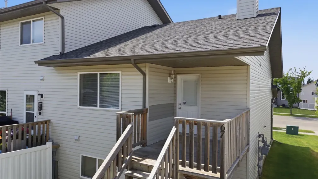 67 Lakeway Boulevard Sylvan Lake AB T4S 2M9