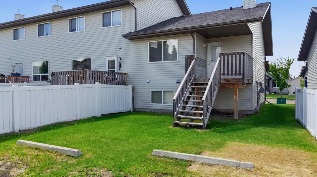 67 Lakeway Boulevard Sylvan Lake AB T4S 2M9