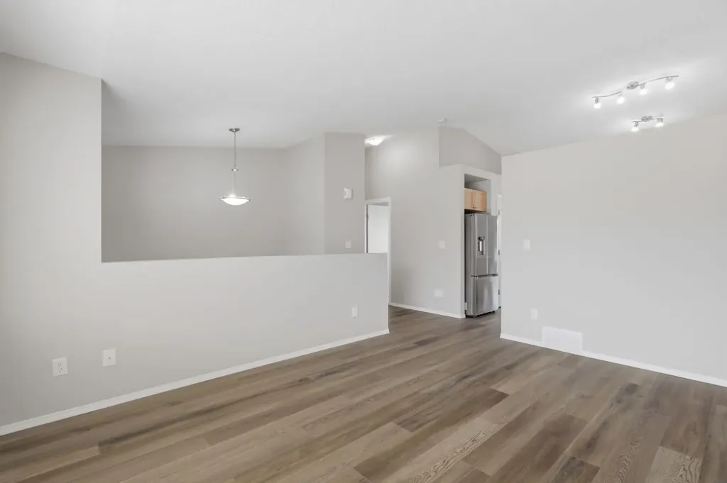 67 Lakeway Boulevard Sylvan Lake AB T4S 2M9