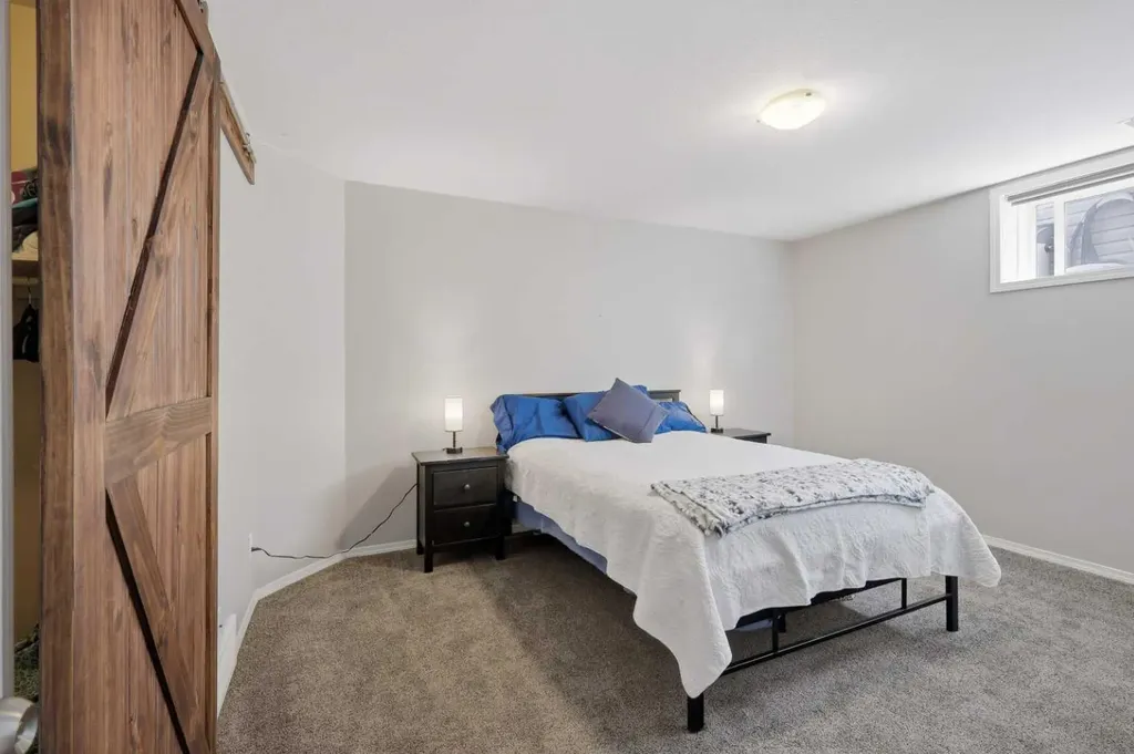 142 Robinson Penhold AB T0M1R0