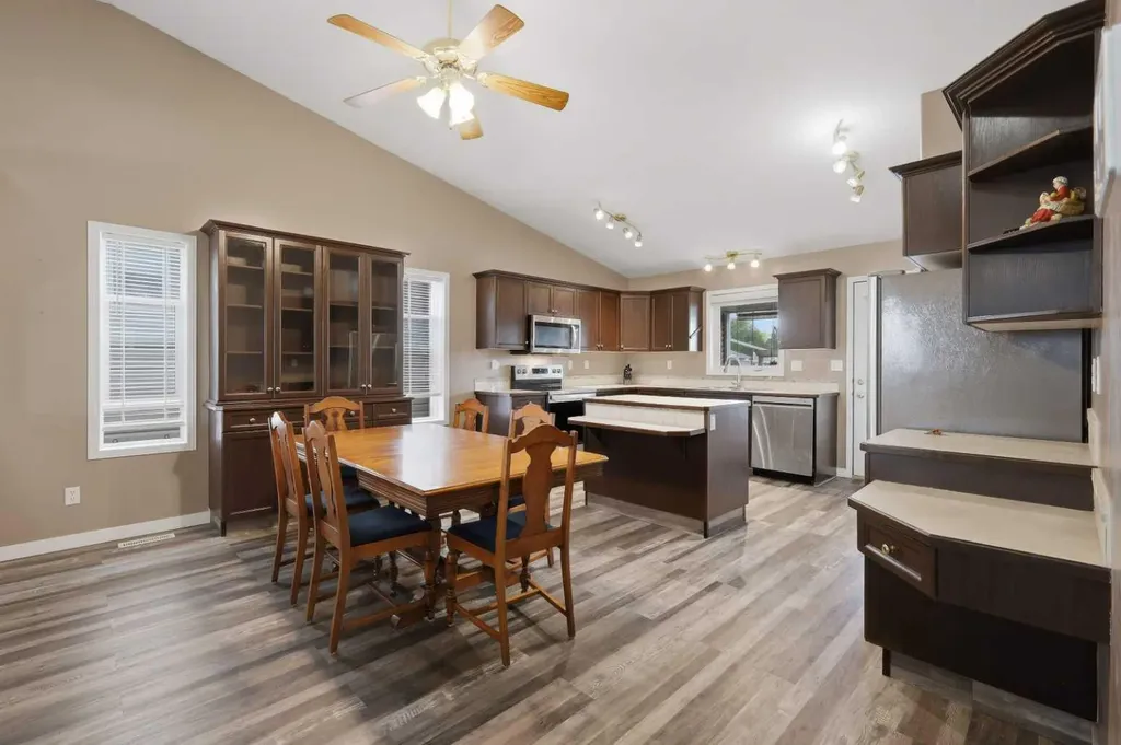 142 Robinson Penhold AB T0M1R0