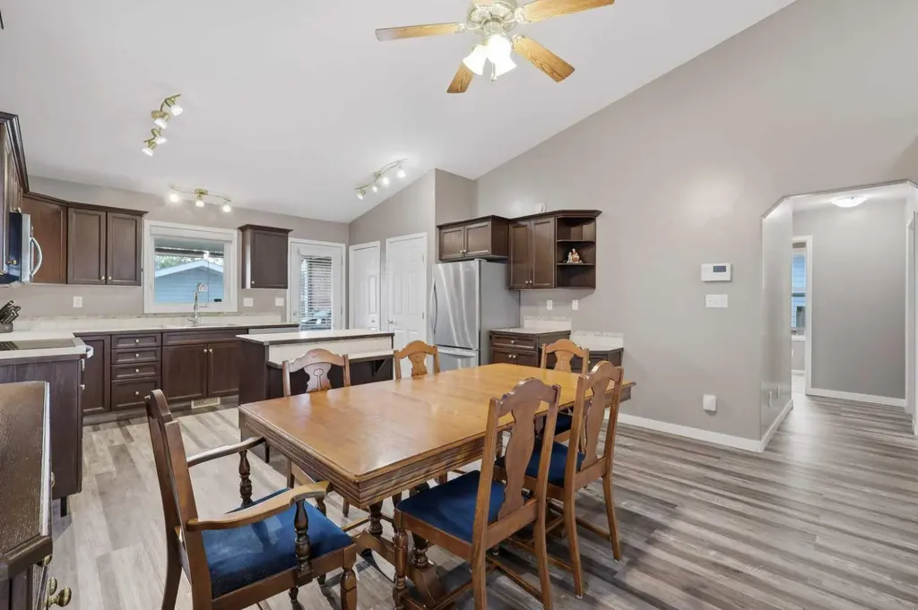 142 Robinson Penhold AB T0M1R0