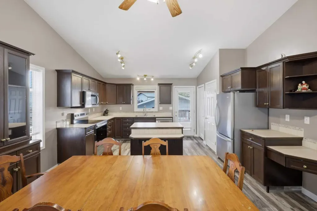 142 Robinson Penhold AB T0M1R0