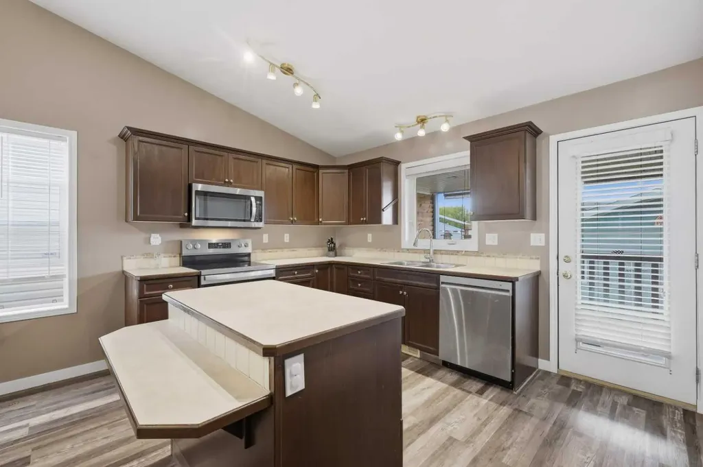 142 Robinson Penhold AB T0M1R0