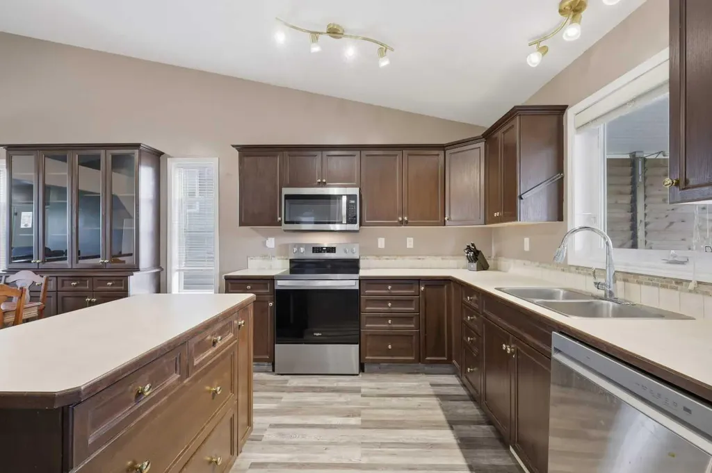 142 Robinson Penhold AB T0M1R0
