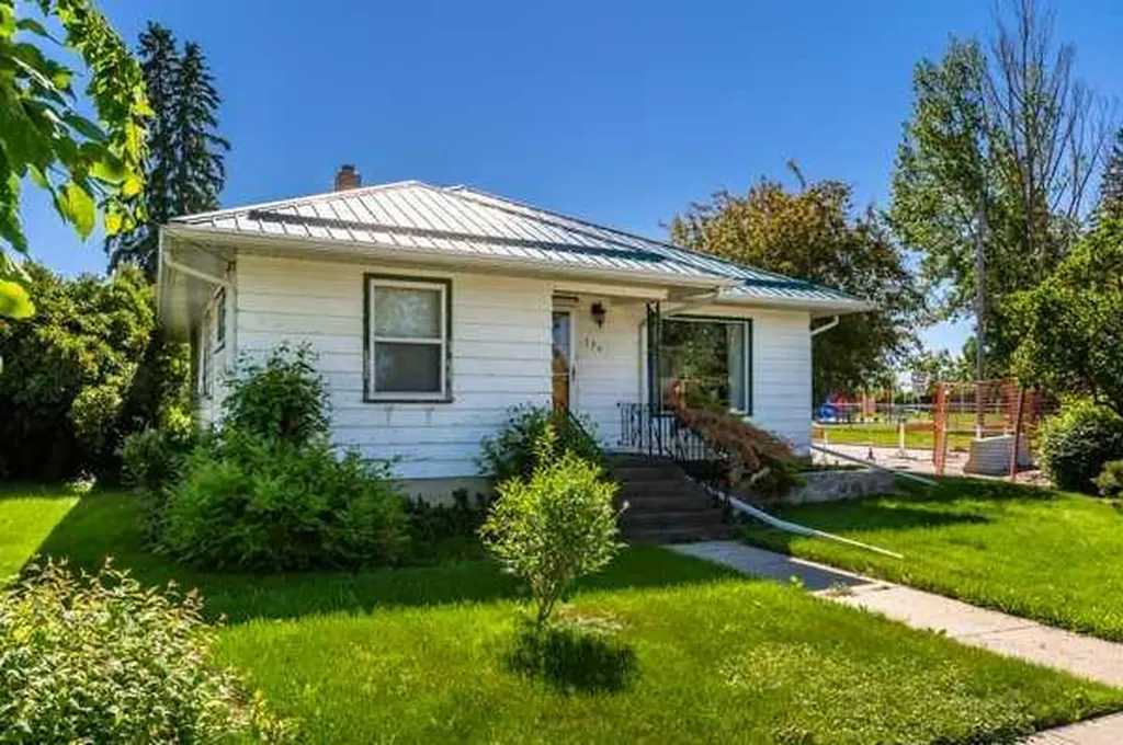 730 3 Street SE High River AB T1V 1H2