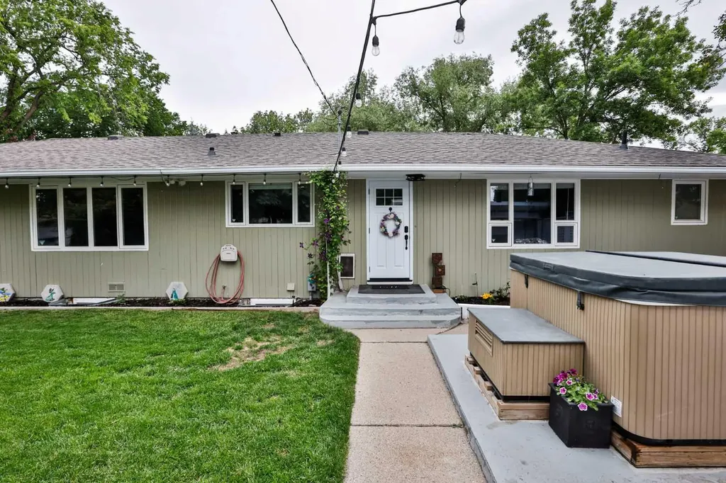 1808 12 Avenue S Lethbridge AB T1K 0N6