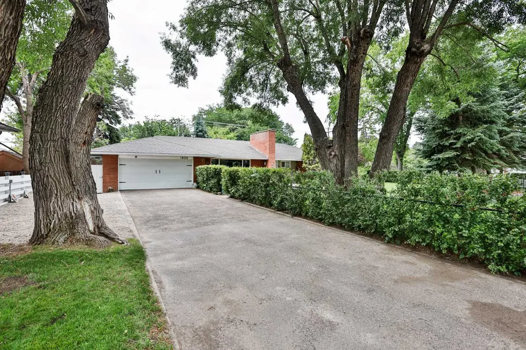 1808 12 Avenue S Lethbridge AB T1K 0N6