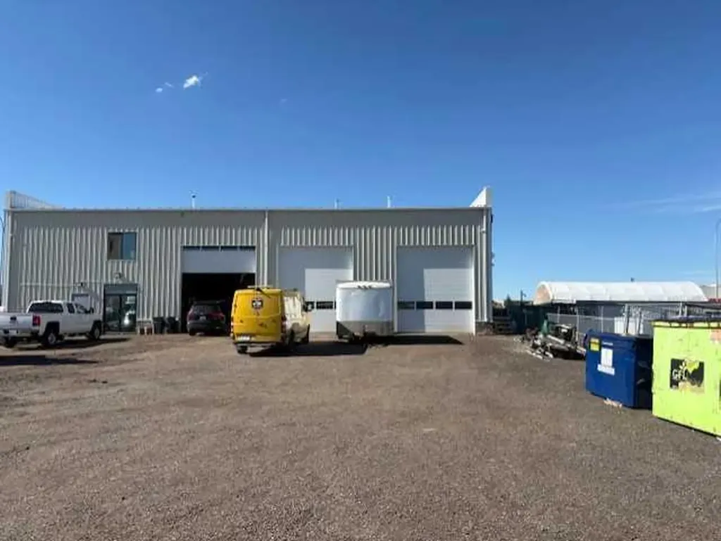 5235 28 Avenue Calgary AB T2B3W3