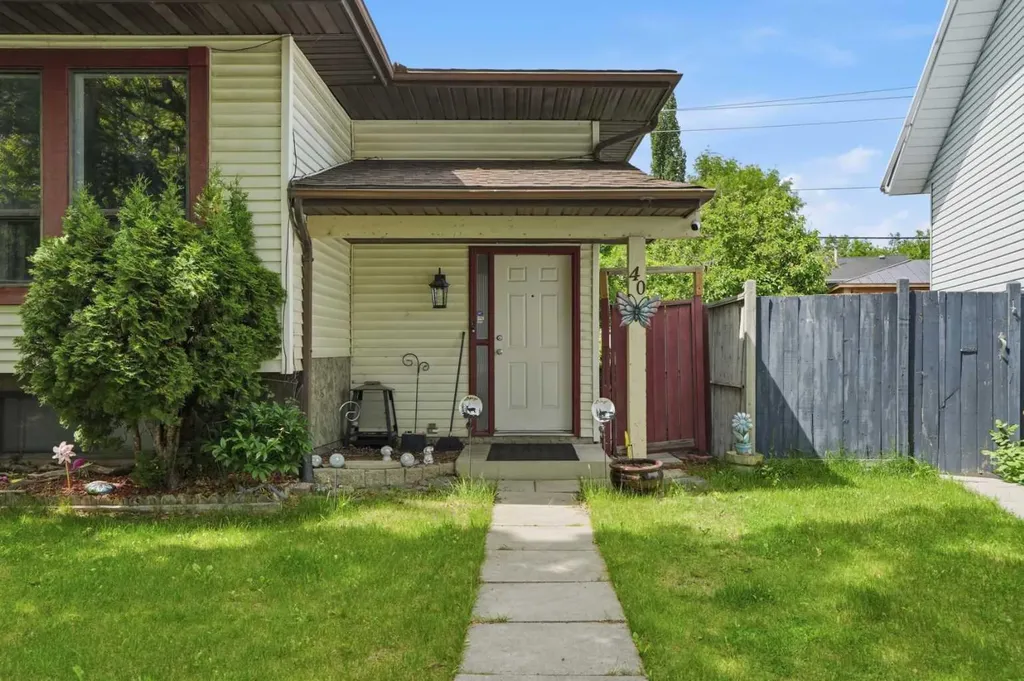 40 Mckerrell Close SE Calgary AB T2Z 1M7