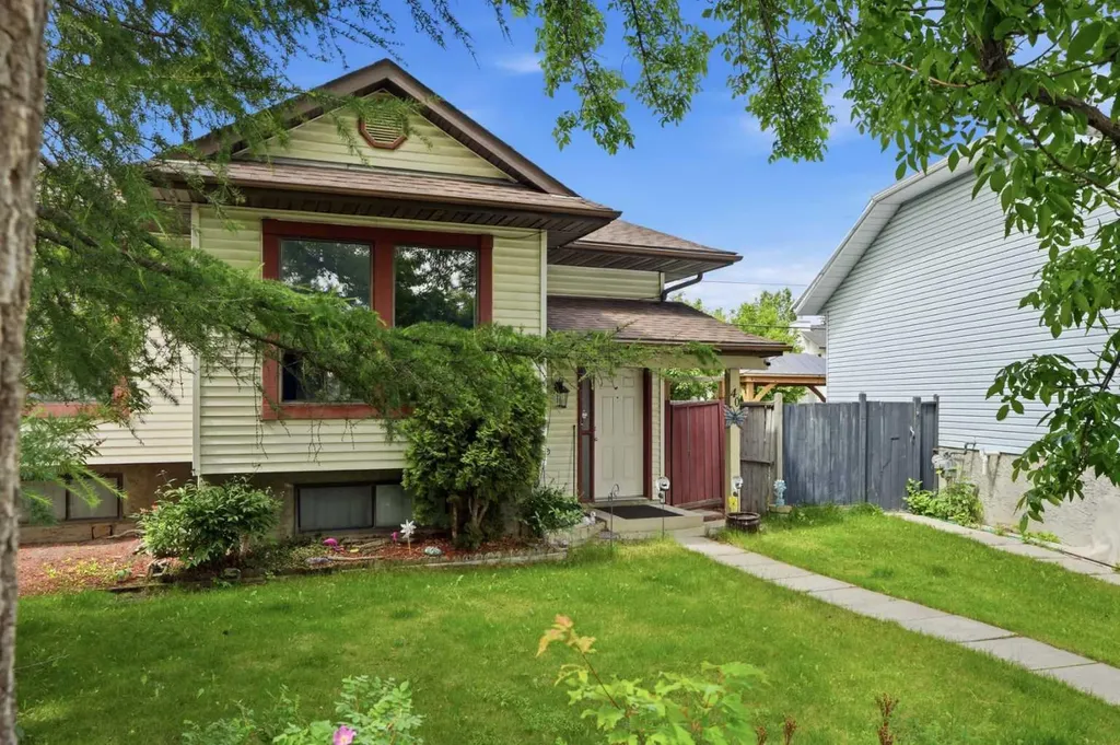 40 Mckerrell Close SE Calgary AB T2Z 1M7