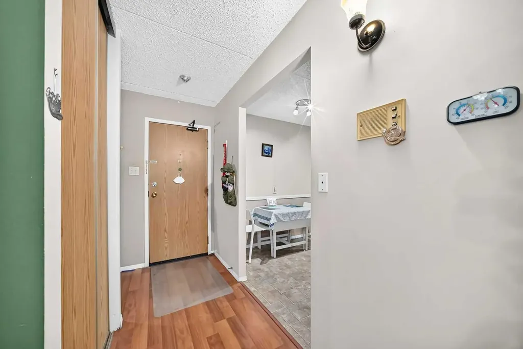 5204 Dalton Drive NW Calgary AB T3A 3H1