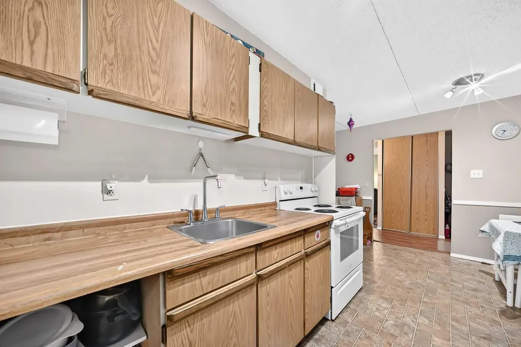 5204 Dalton Drive NW Calgary AB T3A 3H1