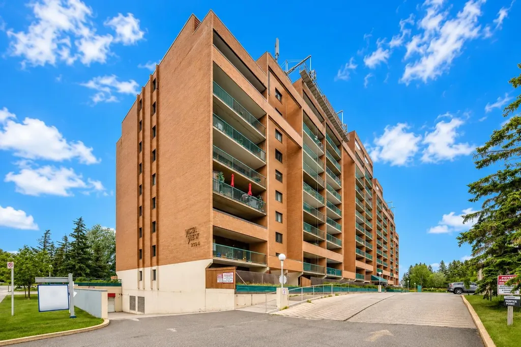 5204 Dalton Drive NW Calgary AB T3A 3H1