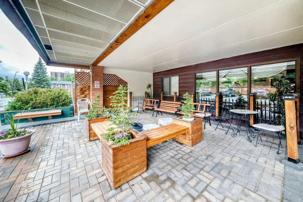 5204 Dalton Drive NW Calgary AB T3A 3H1