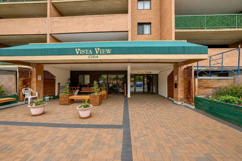 5204 Dalton Drive NW Calgary AB T3A 3H1