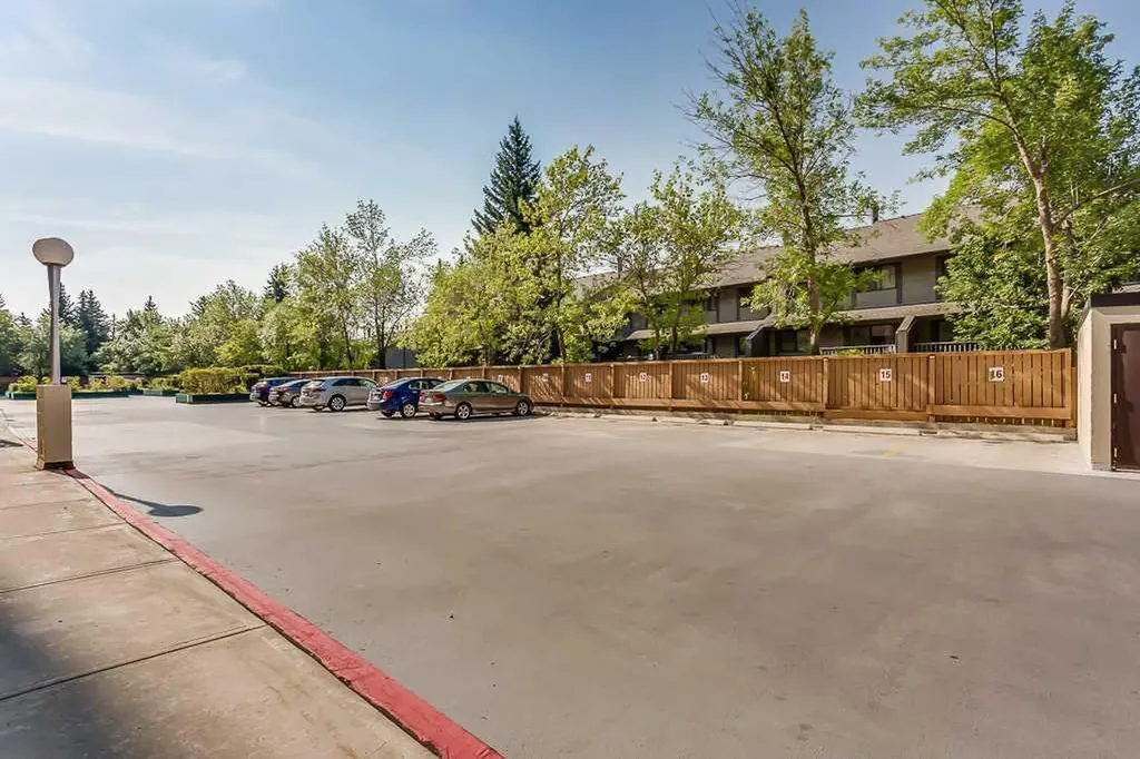 5204 Dalton Drive NW Calgary AB T3A 3H1