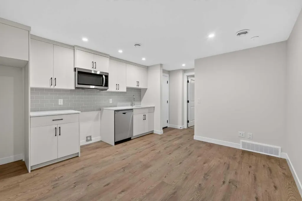 26 Starling Boulevard NW Calgary AB T3P 2V7