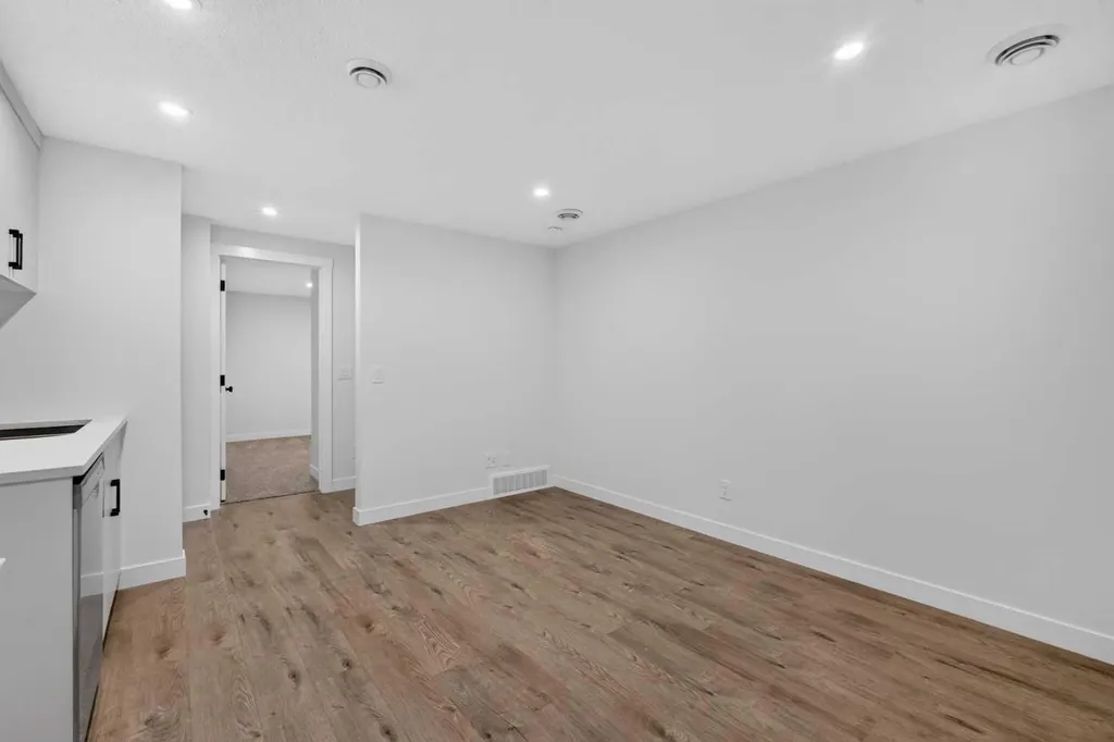 26 Starling Boulevard NW Calgary AB T3P 2V7