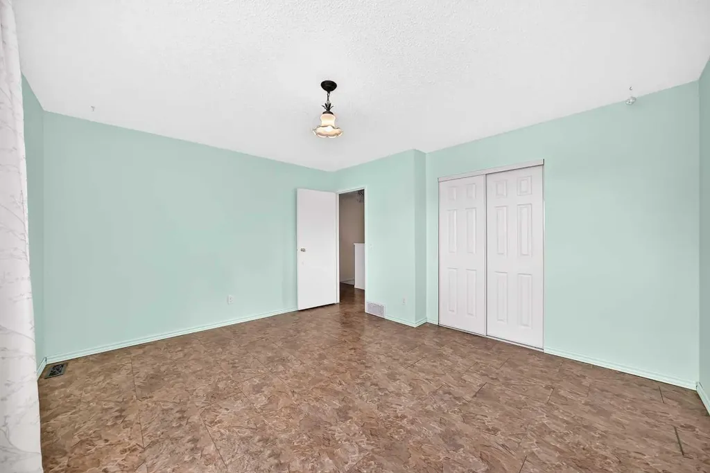 406 Blackthorn Road NE Calgary AB T2K 1K5