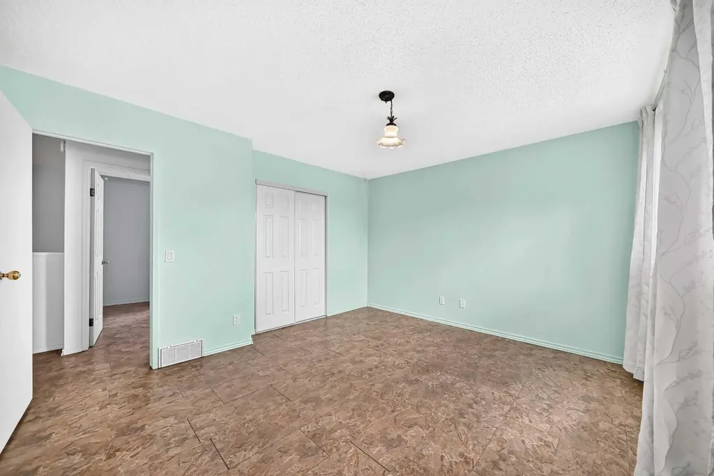 406 Blackthorn Road NE Calgary AB T2K 1K5