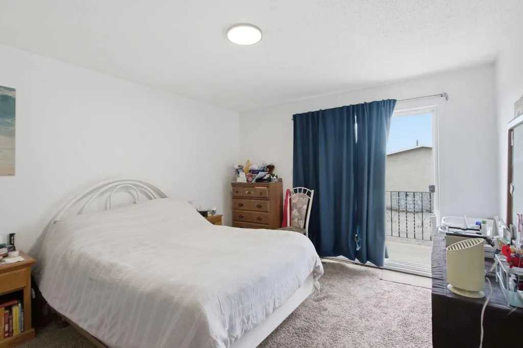 196 Gordon Drive SW Calgary AB T3E 3W6