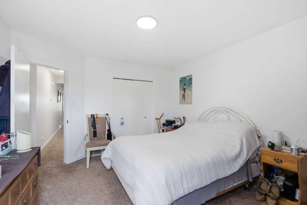 196 Gordon Drive SW Calgary AB T3E 3W6