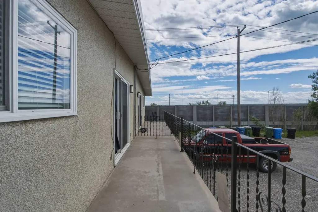 196 Gordon Drive SW Calgary AB T3E 3W6