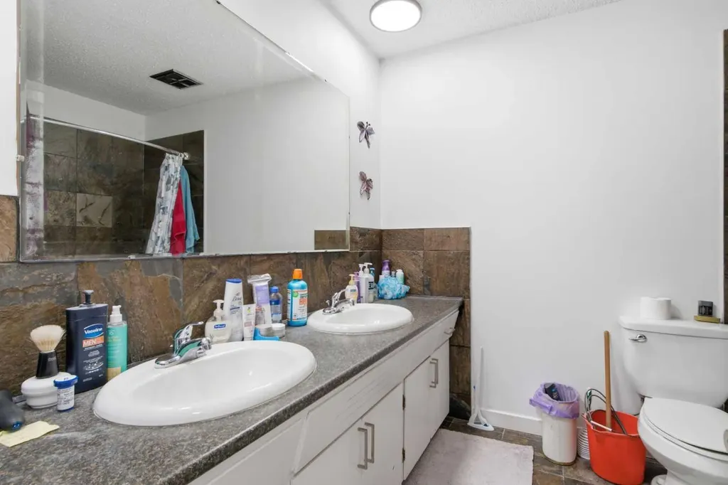 196 Gordon Drive SW Calgary AB T3E 3W6