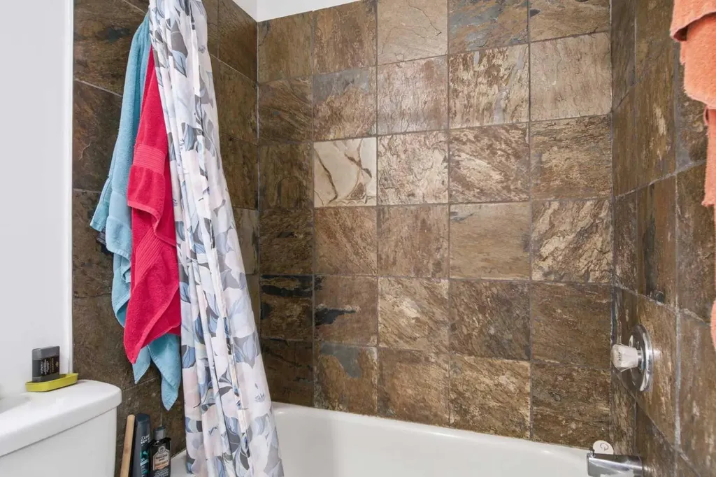 196 Gordon Drive SW Calgary AB T3E 3W6