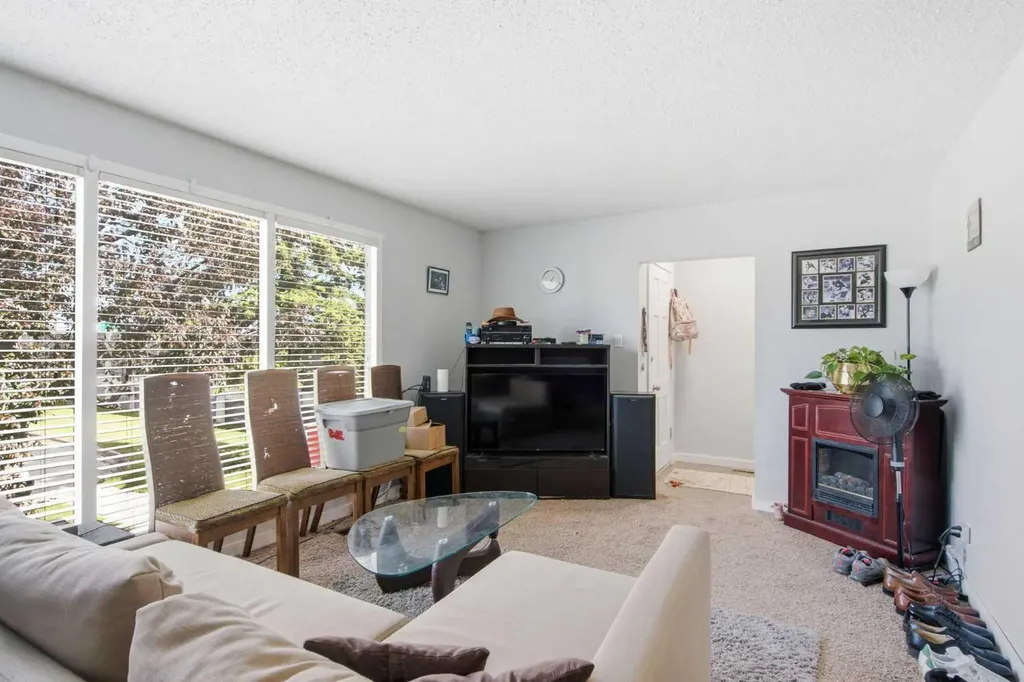 196 Gordon Drive SW Calgary AB T3E 3W6