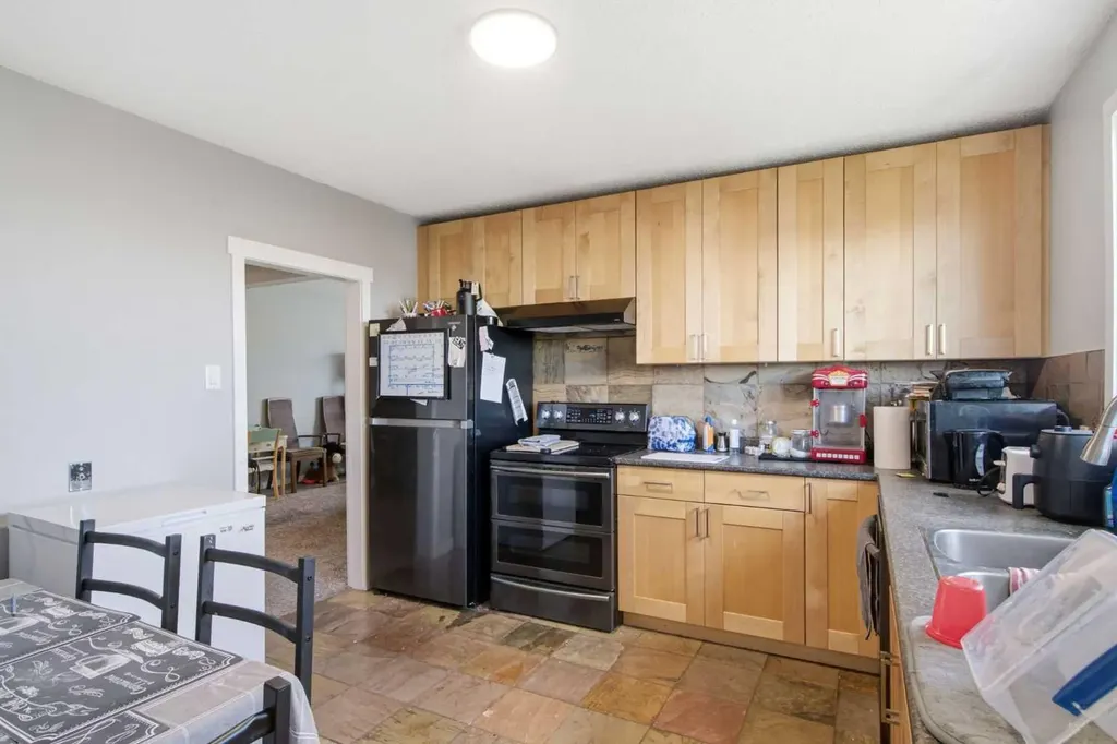 196 Gordon Drive SW Calgary AB T3E 3W6