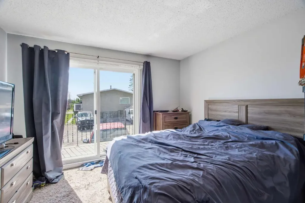 196 Gordon Drive SW Calgary AB T3E 3W6