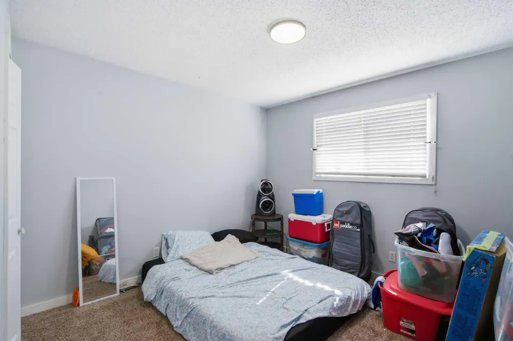196 Gordon Drive SW Calgary AB T3E 3W6