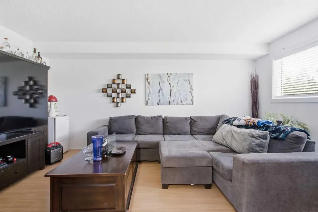196 Gordon Drive SW Calgary AB T3E 3W6