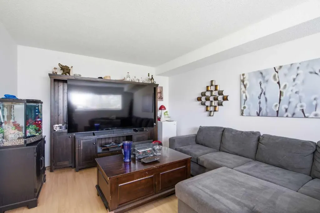 196 Gordon Drive SW Calgary AB T3E 3W6