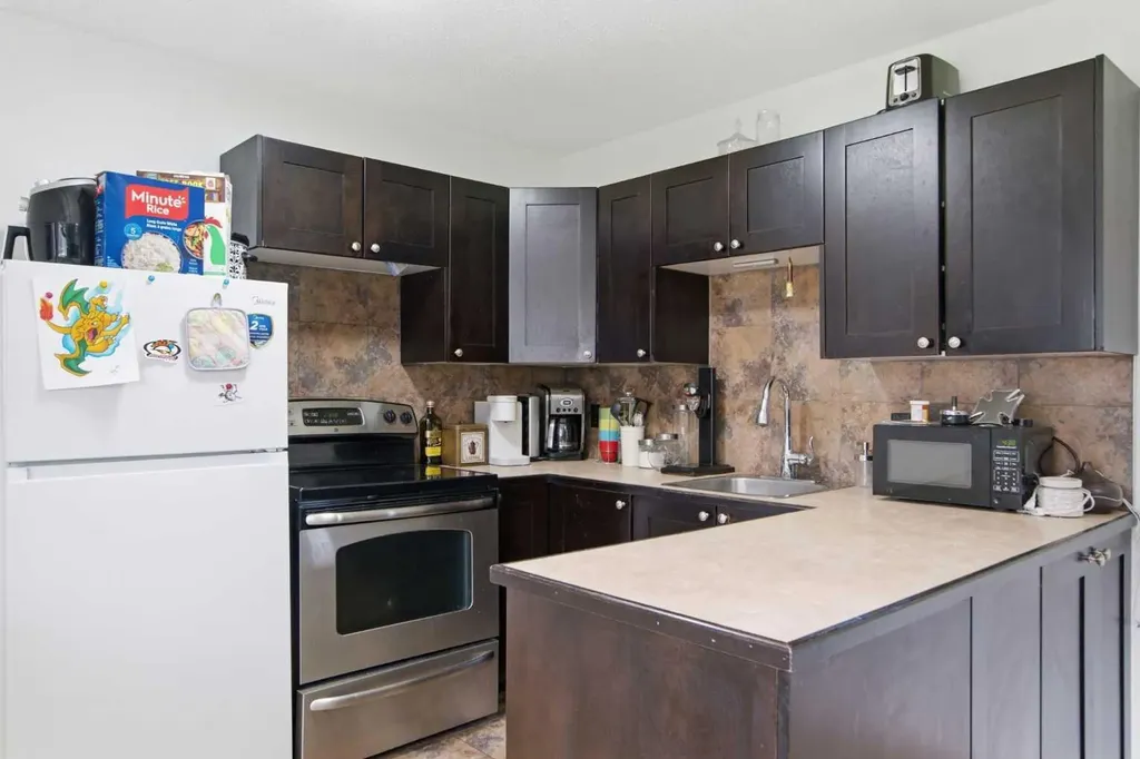 196 Gordon Drive SW Calgary AB T3E 3W6