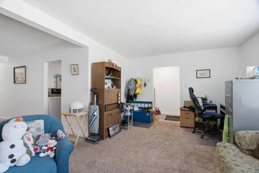 196 Gordon Drive SW Calgary AB T3E 3W6