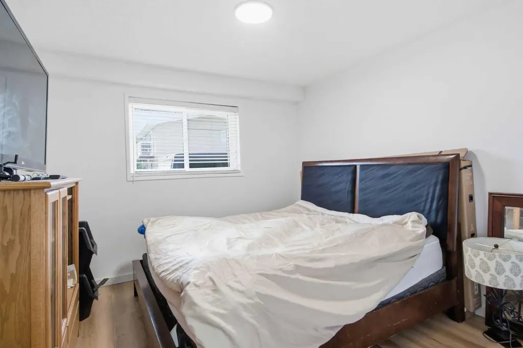 196 Gordon Drive SW Calgary AB T3E 3W6
