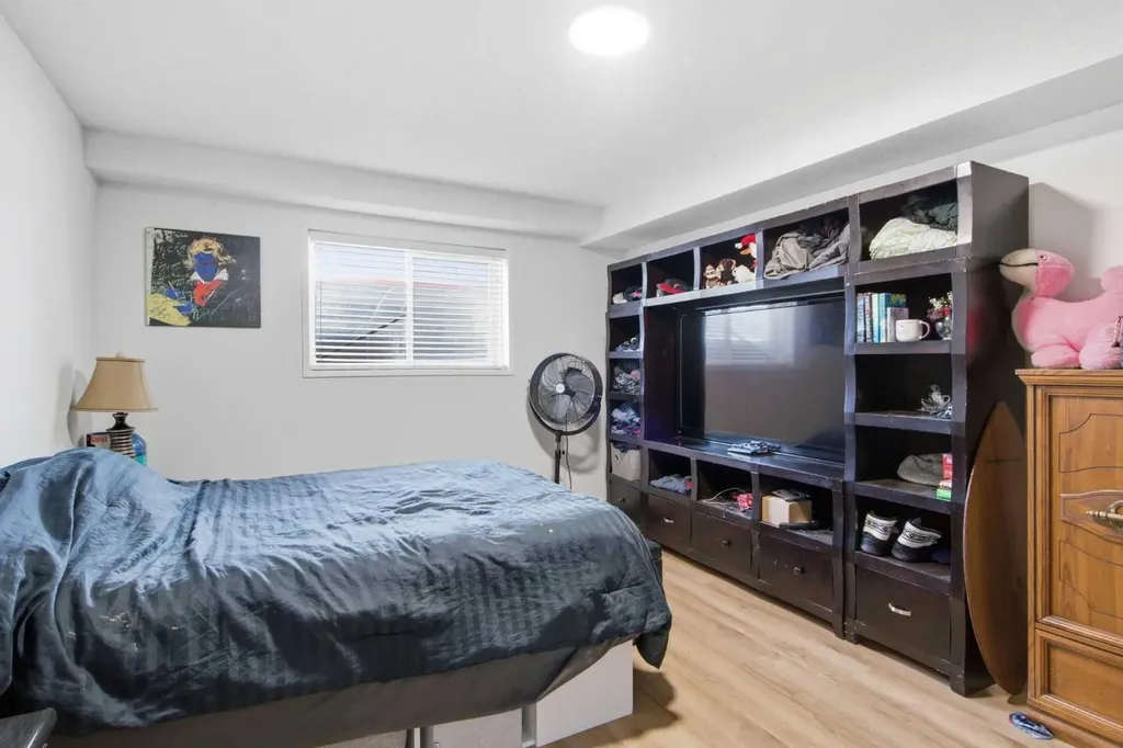 196 Gordon Drive SW Calgary AB T3E 3W6