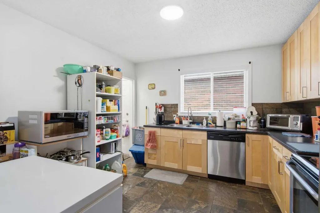 196 Gordon Drive SW Calgary AB T3E 3W6