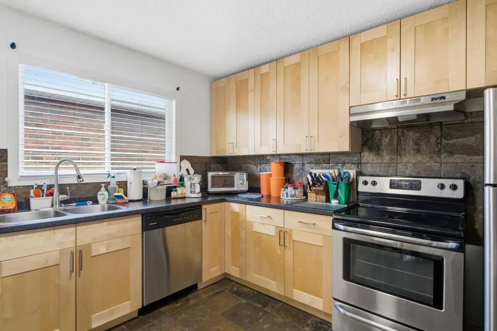 196 Gordon Drive SW Calgary AB T3E 3W6