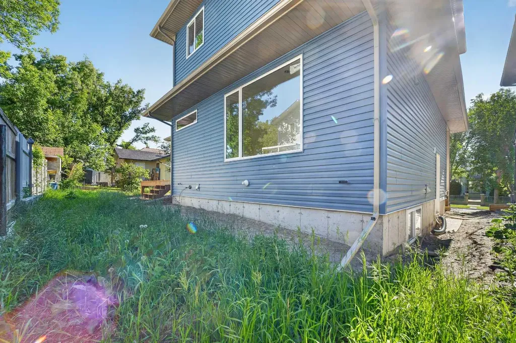 925 7 Street S Lethbridge AB T1J 2H9