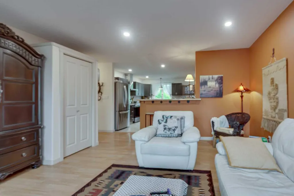 5902- 52 Avenue Stettler AB T4K 1L4