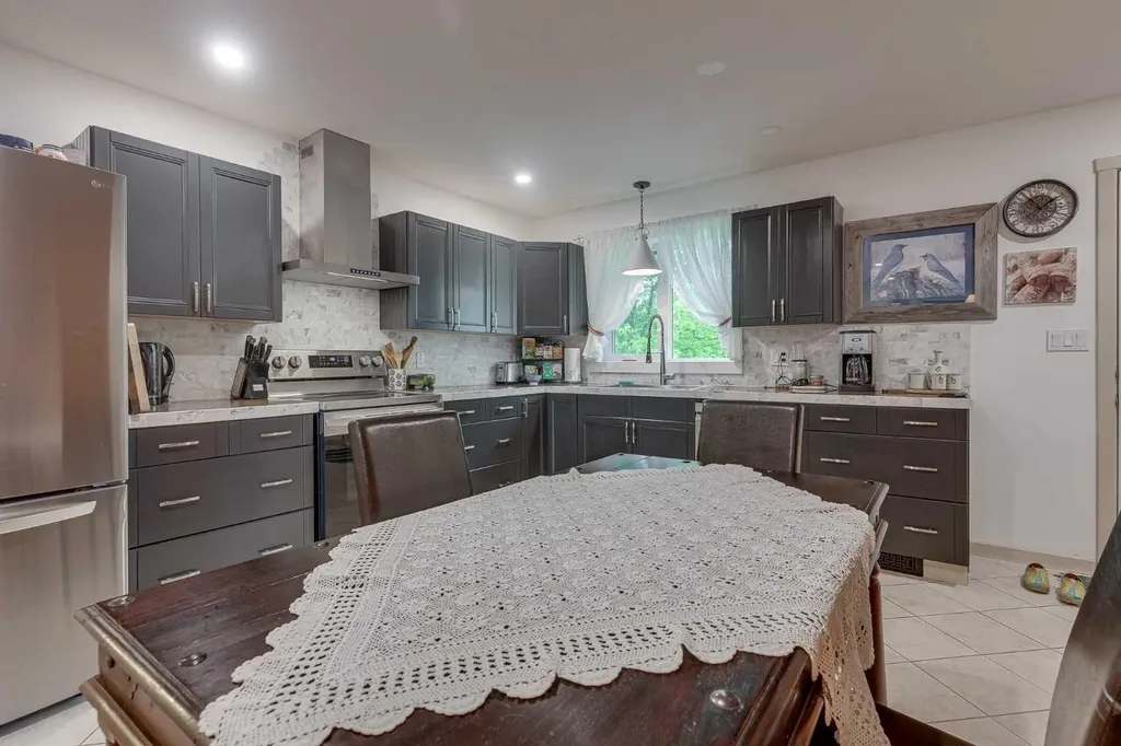 5902- 52 Avenue Stettler AB T4K 1L4