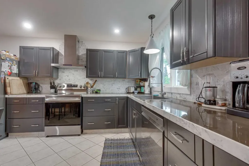 5902- 52 Avenue Stettler AB T4K 1L4