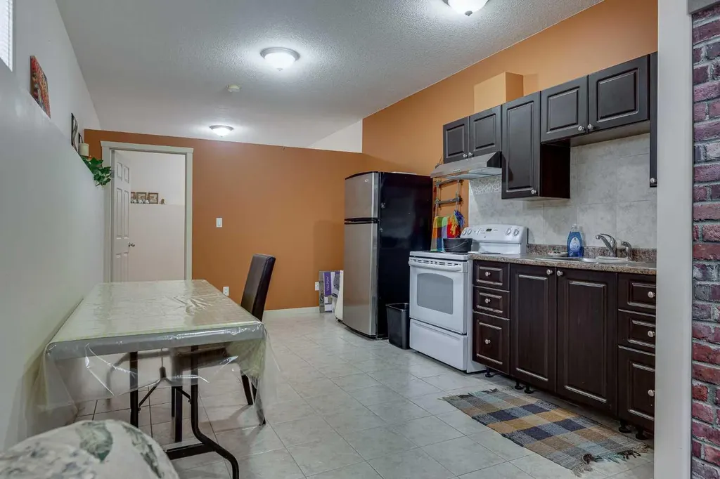 5902- 52 Avenue Stettler AB T4K 1L4