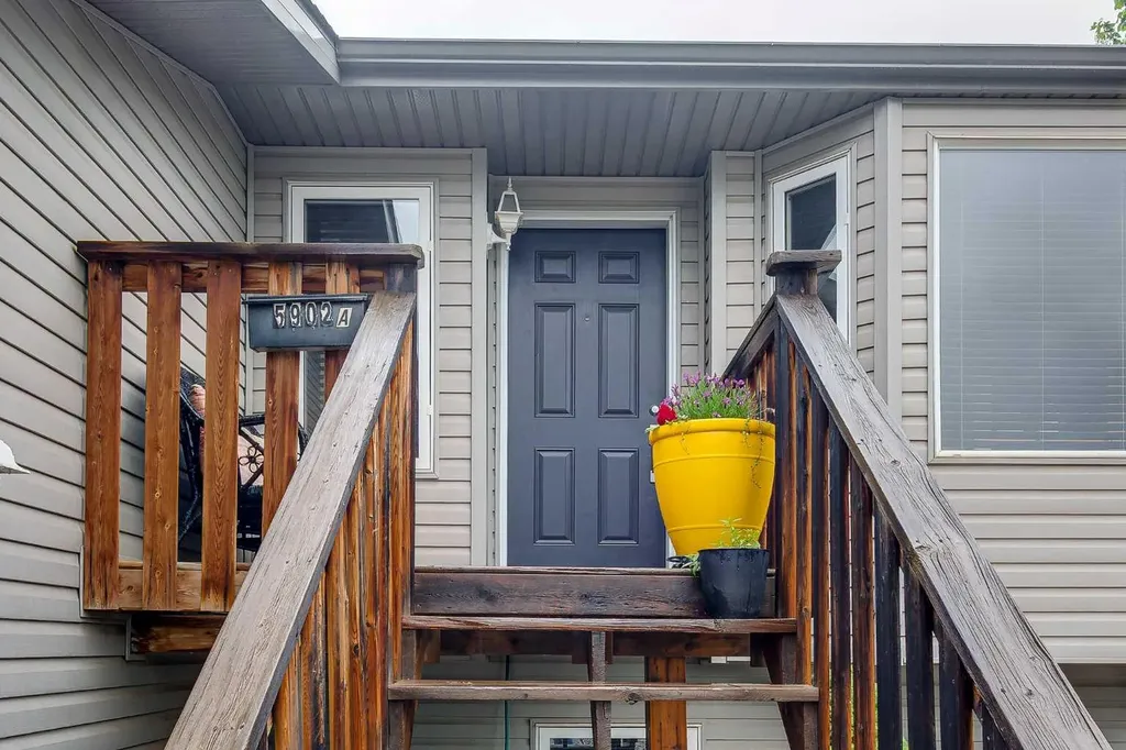 5902- 52 Avenue Stettler AB T4K 1L4