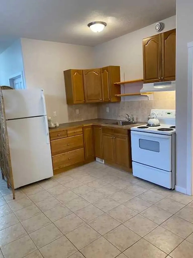5902- 52 Avenue Stettler AB T4K 1L4